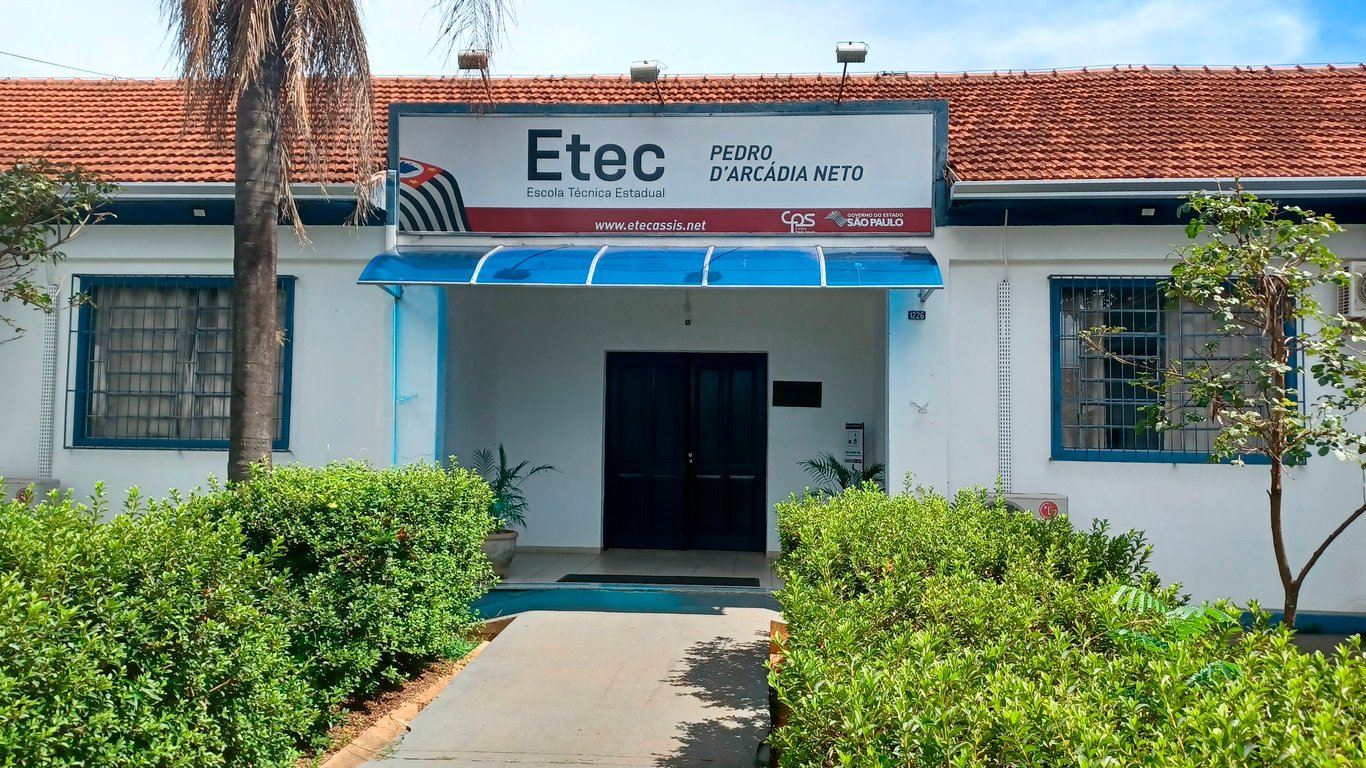 Fachada de uma Etec em São Paulo, com identificação da escola na entrada principal
