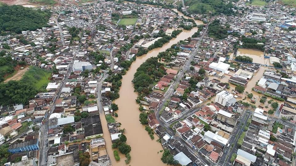 Vista aérea de Bom Jesus do Itabapoana RJ, com o rio Itabapoana ao fundo