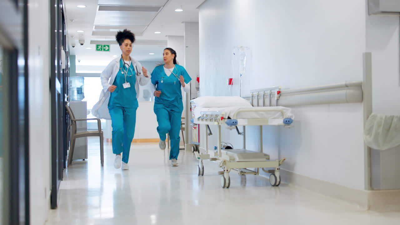 Profissionais de saúde em corredor de hospital, com jalecos e equipamentos