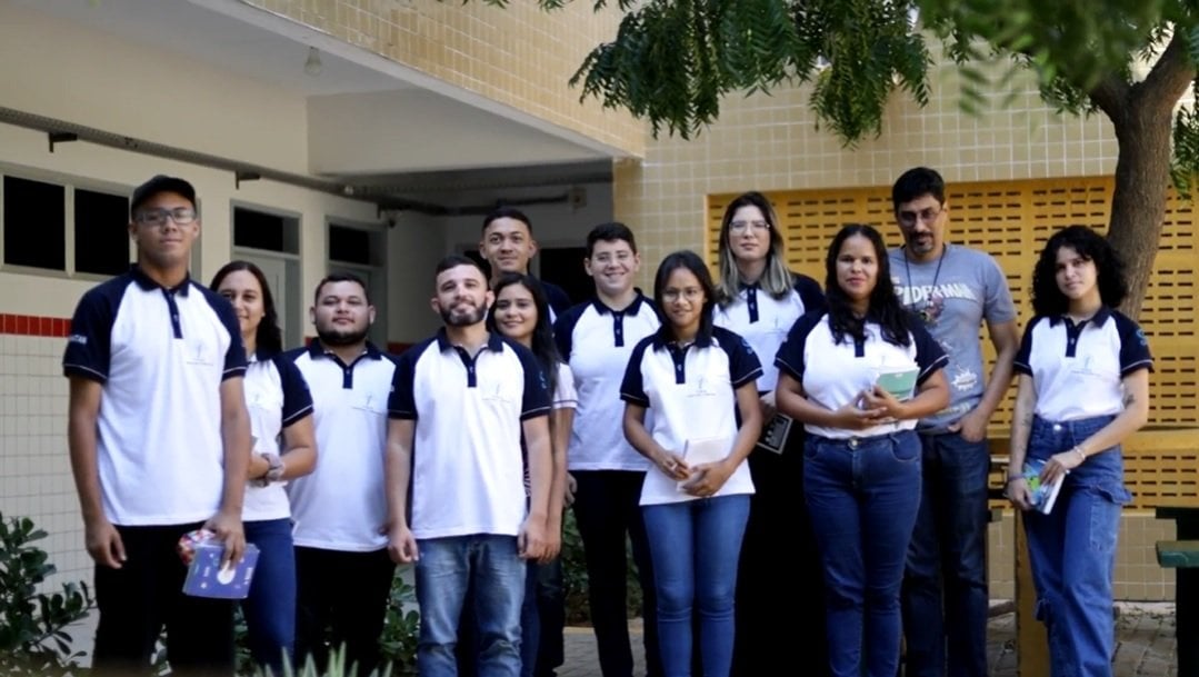 Fachada de unidade do Instituto Federal do Rio Grande do Norte, com estudantes em atividade externa, em composição horizontal.