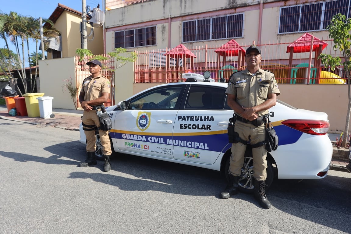 Guardas municipais em patrulhamento urbano