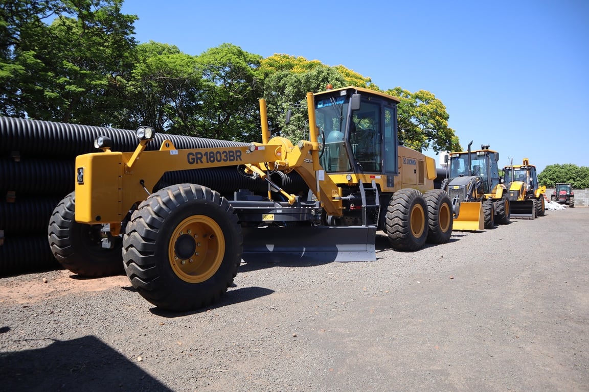 Máquinas pesadas em operação de obras públicas