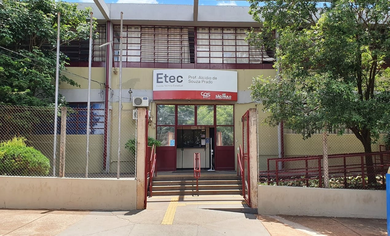 Fachada de uma Etec no Estado de São Paulo