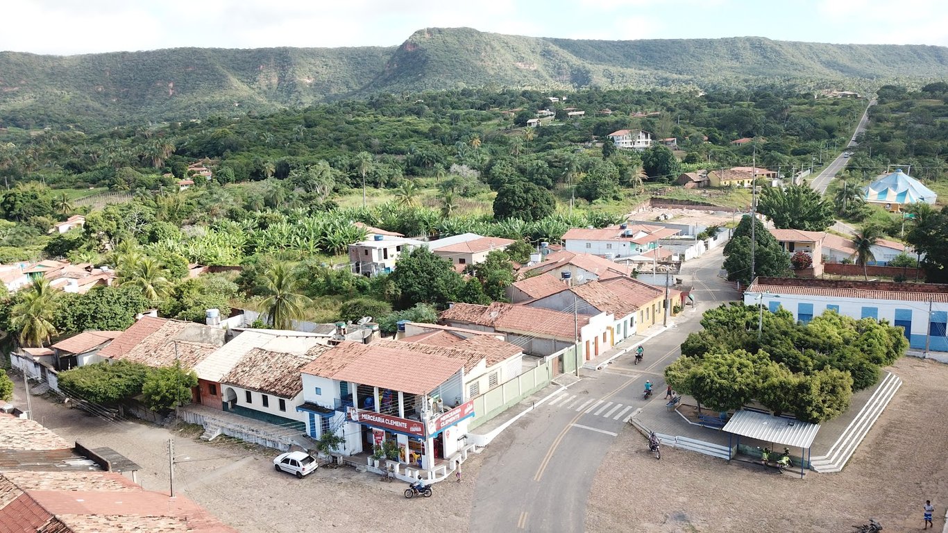Vista aérea de Granjeiro CE, na região do Cariri, com área urbana e serras ao fundo