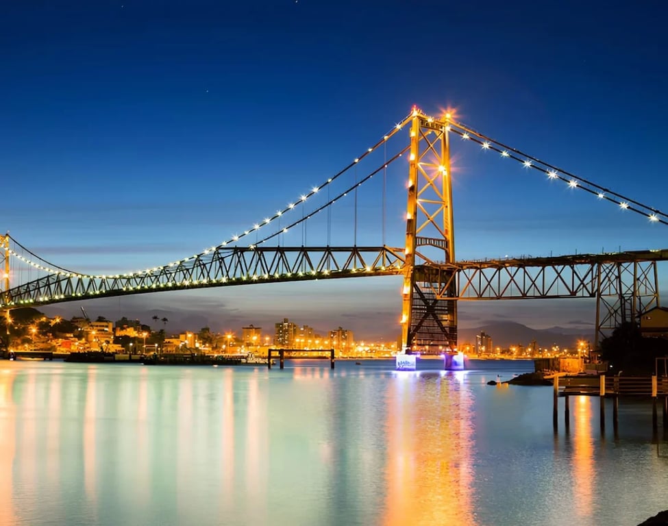 Ponte Hercílio Luz iluminada ao entardecer, em Florianópolis