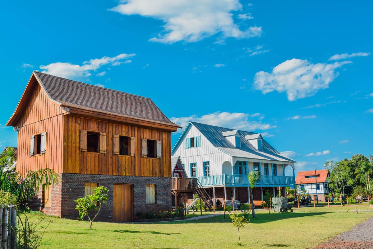 Vista urbana com arquitetura germânica em São João do Oeste SC