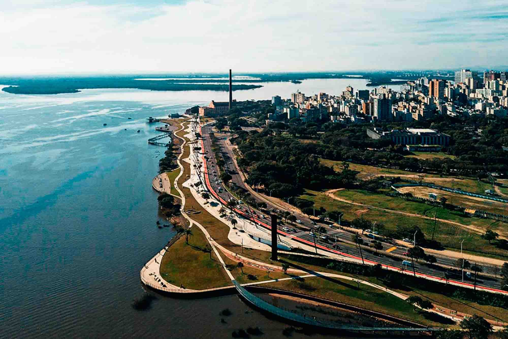 Vista aérea de Porto Alegre com o Lago Guaíba ao fundo e o centro histórico