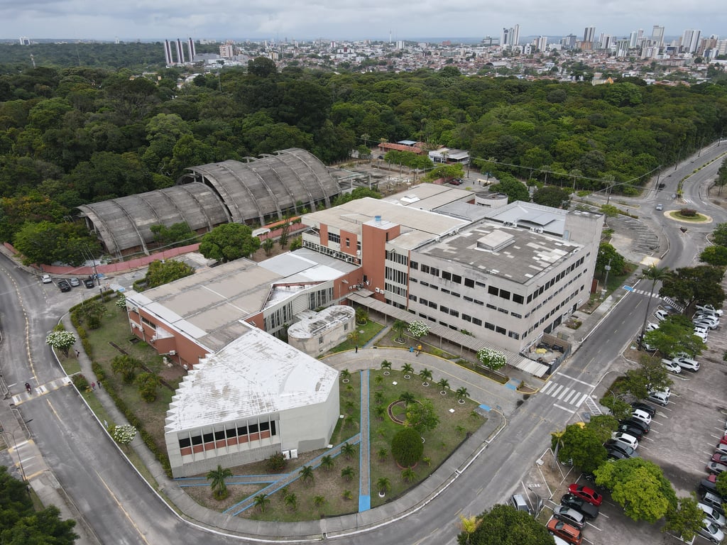 Vista do campus da Universidade Federal da Paraíba, com prédios e áreas verdes