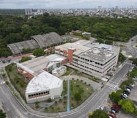 Vista aérea do campus da Universidade Federal da Paraíba, em João Pessoa, com prédios e áreas verdes.
