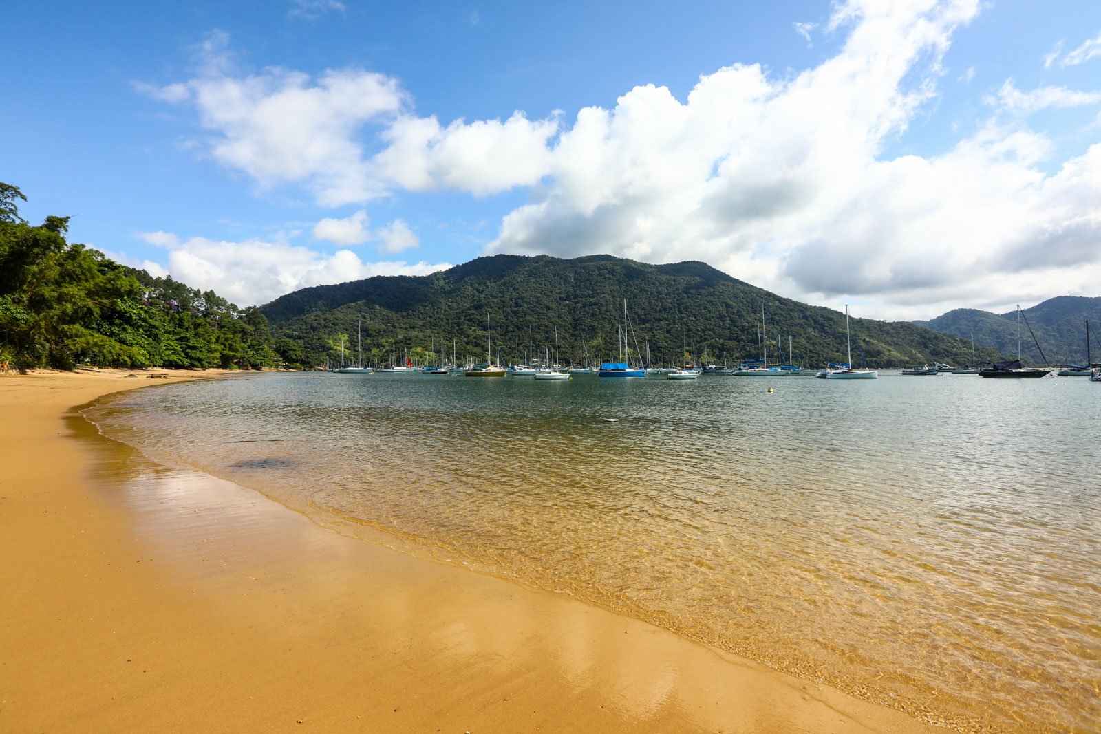 Vista de Ubatuba, litoral norte de São Paulo, com orla e morros da Serra do Mar ao fundo