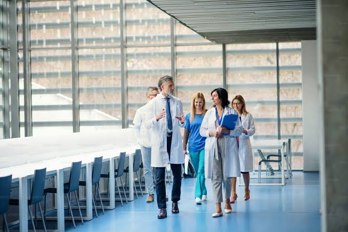 Rotina acadêmico-assistencial em hospital universitário