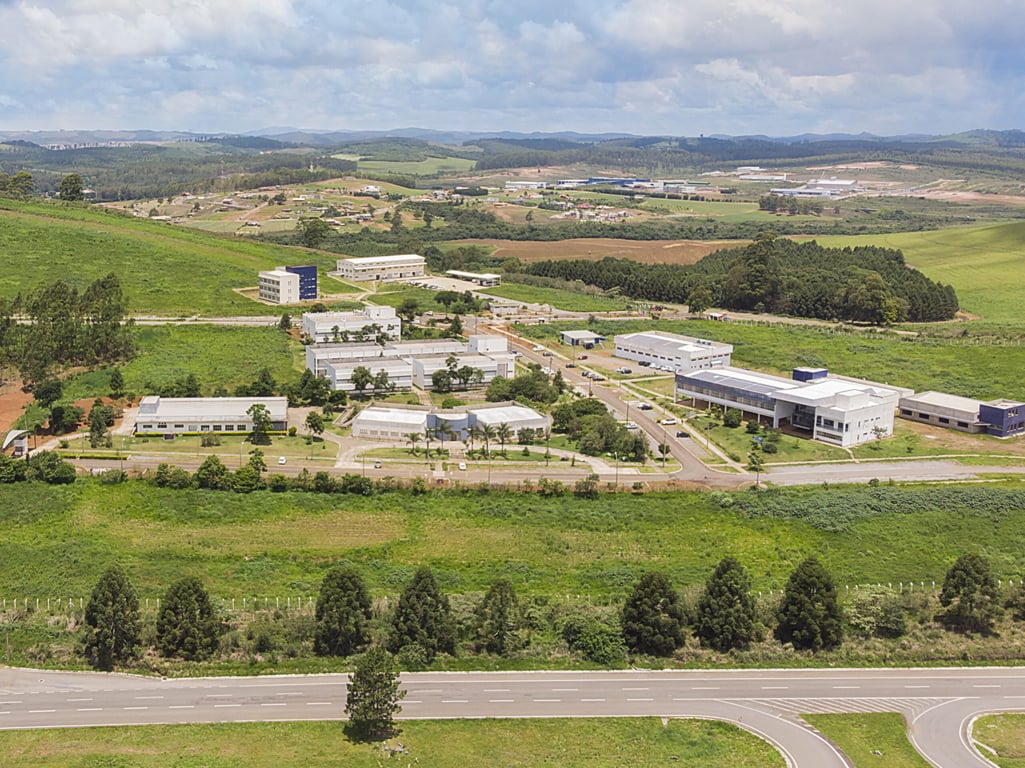 Vista aérea do campus sede da UNIFAL-MG, com prédios acadêmicos e áreas verdes