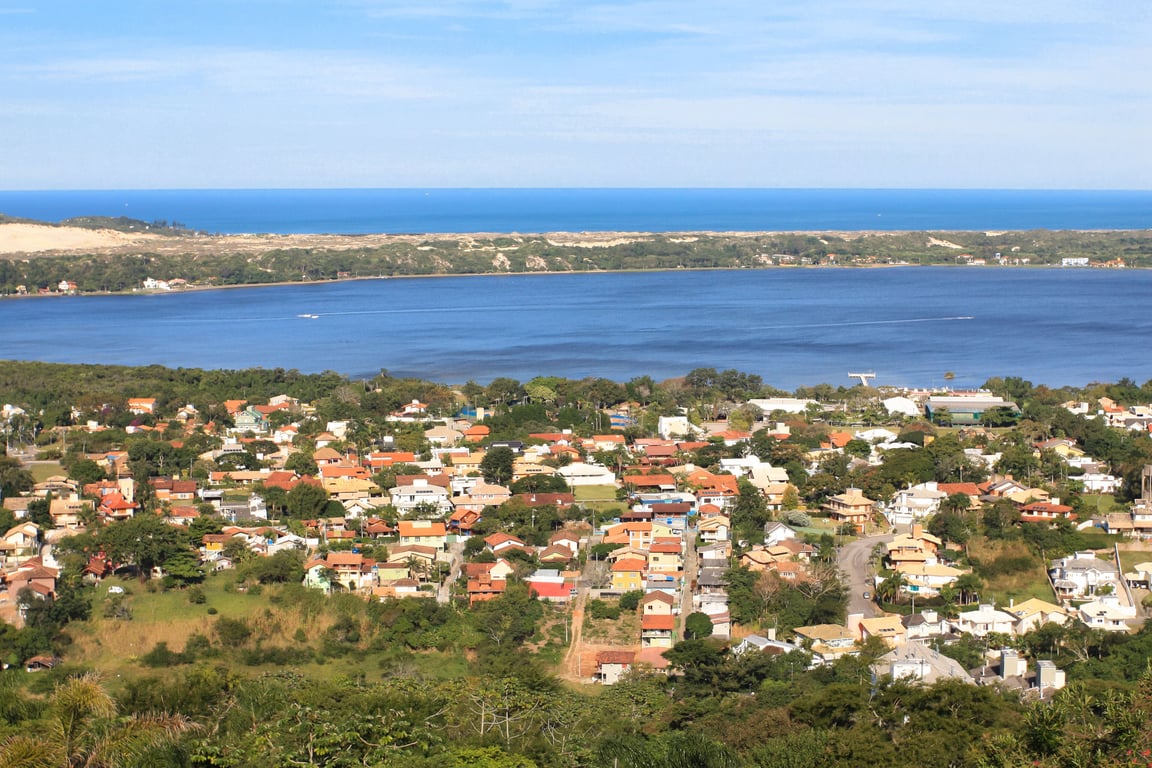 Pôr do sol em Florianópolis com a Ponte Hercílio Luz ao fundo