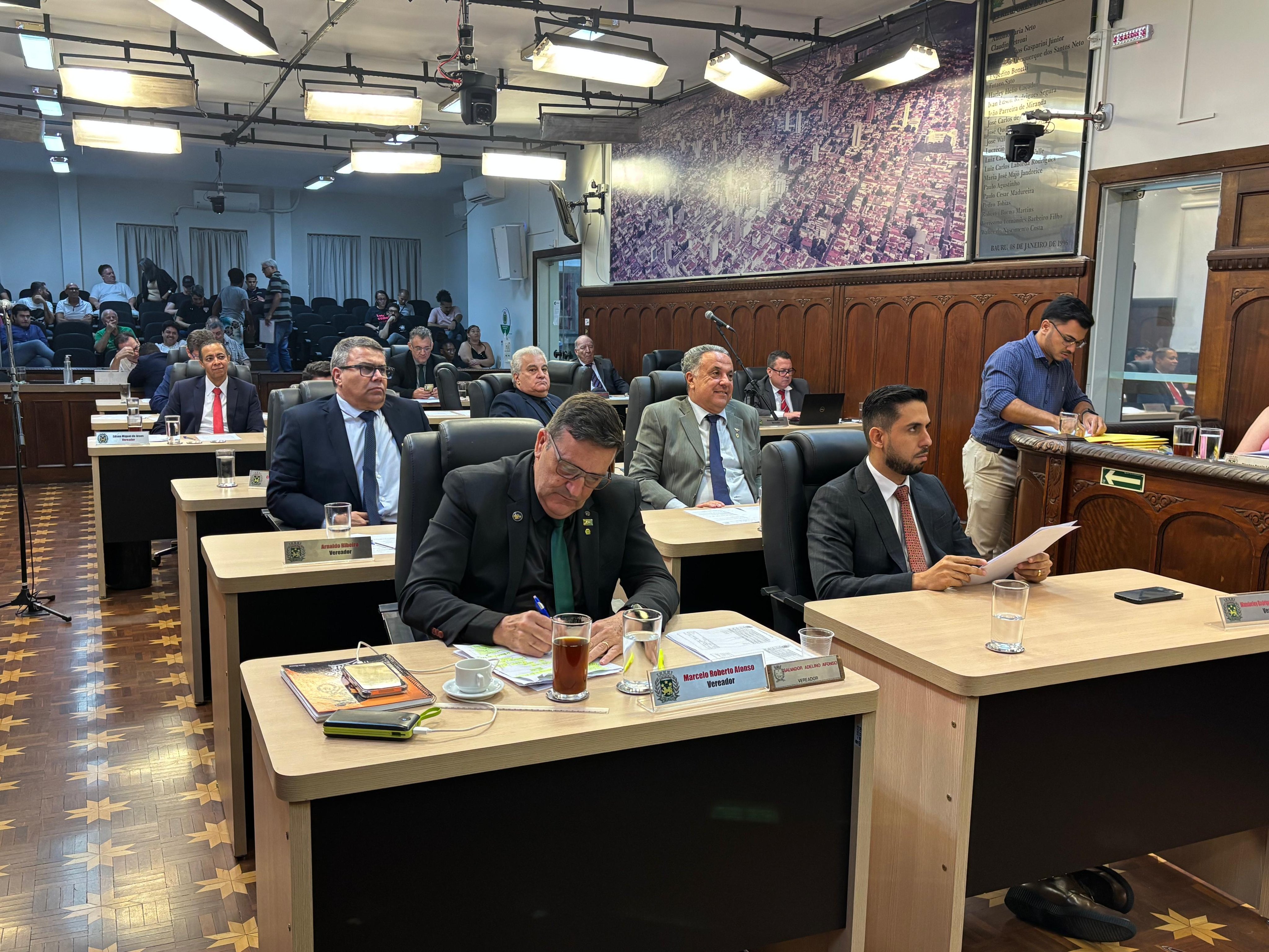 Atividade administrativa no setor público: reunião de trabalho em ambiente institucional