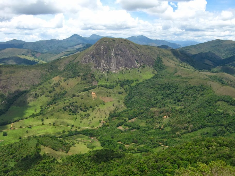Vista panorâmica de Vargem Alta, com morros verdes e propriedades rurais