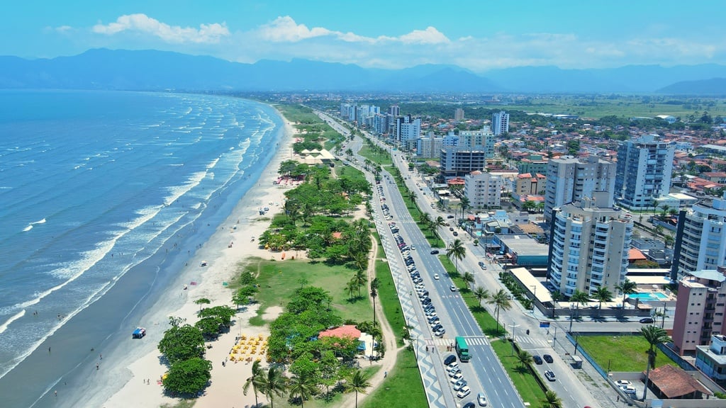 Ambulância do SAMU 192 em operação em área urbana, durante o dia