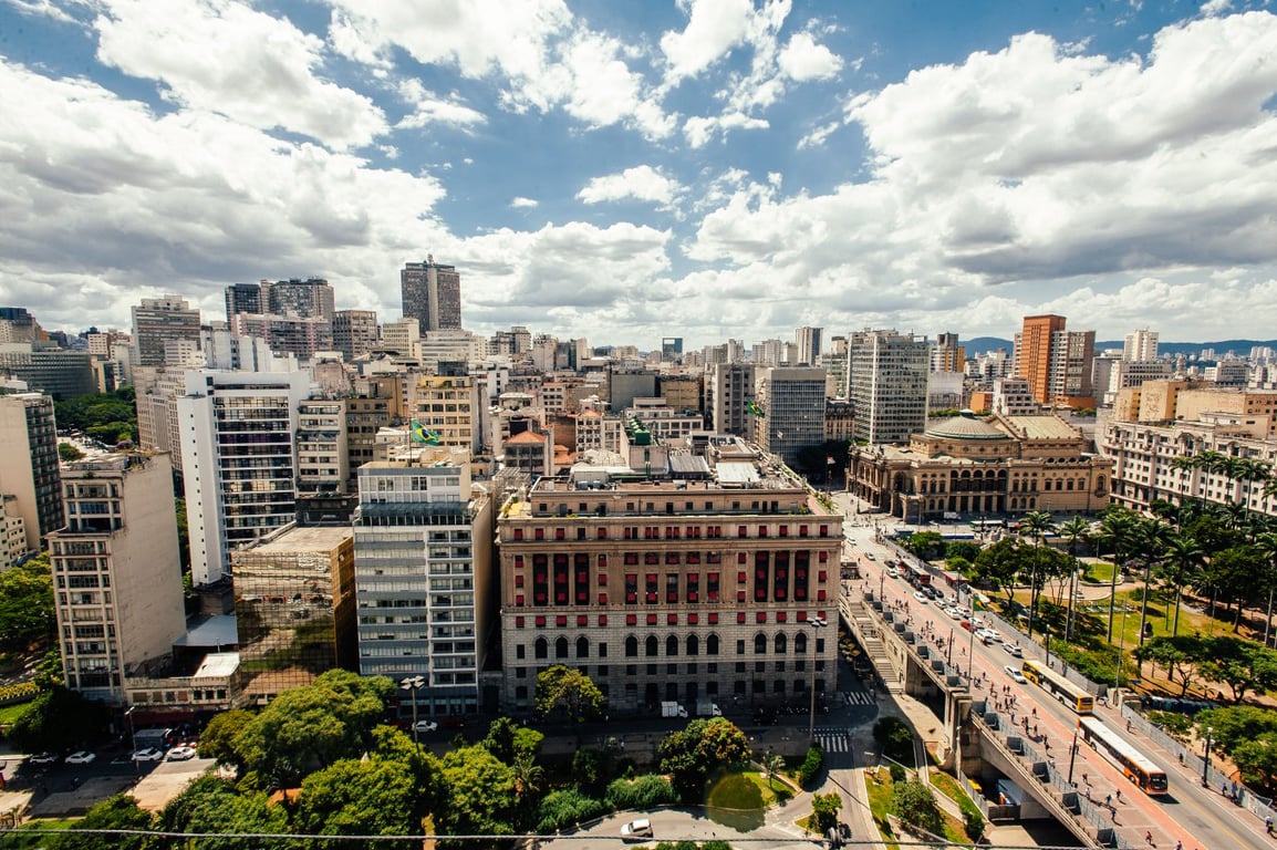 Vista aérea de Assis, interior de São Paulo, em dia ensolarado