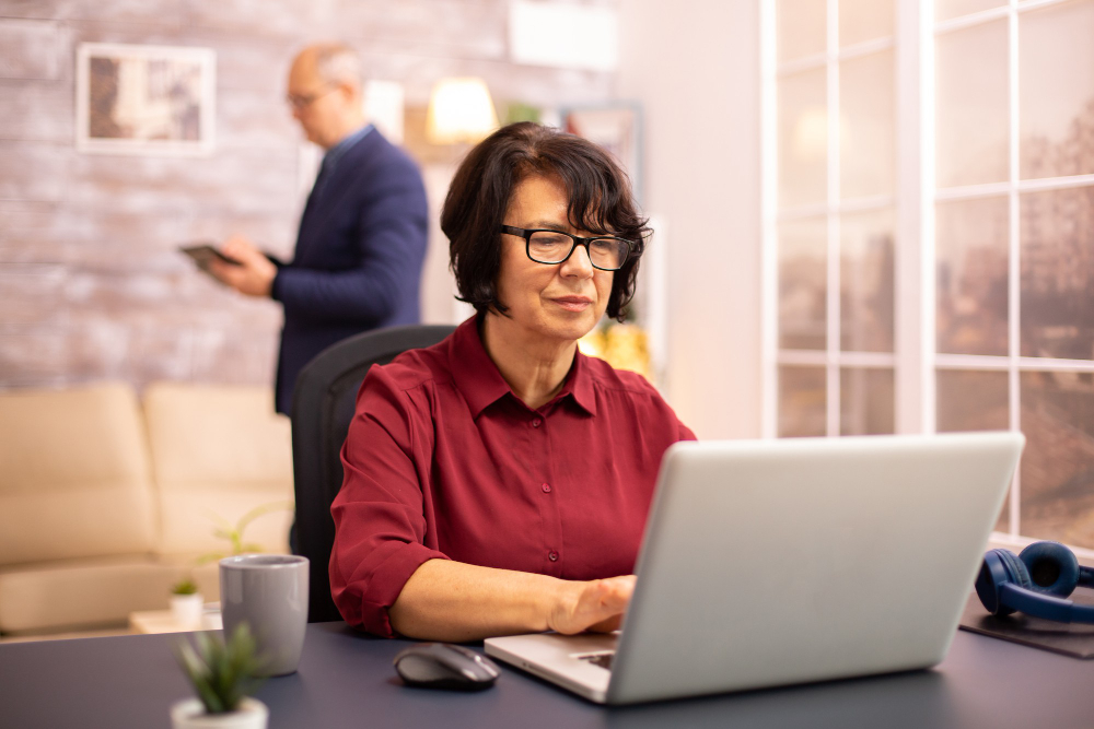 Ambiente moderno representando formação de gestores escolares, com notebooks e recursos digitais