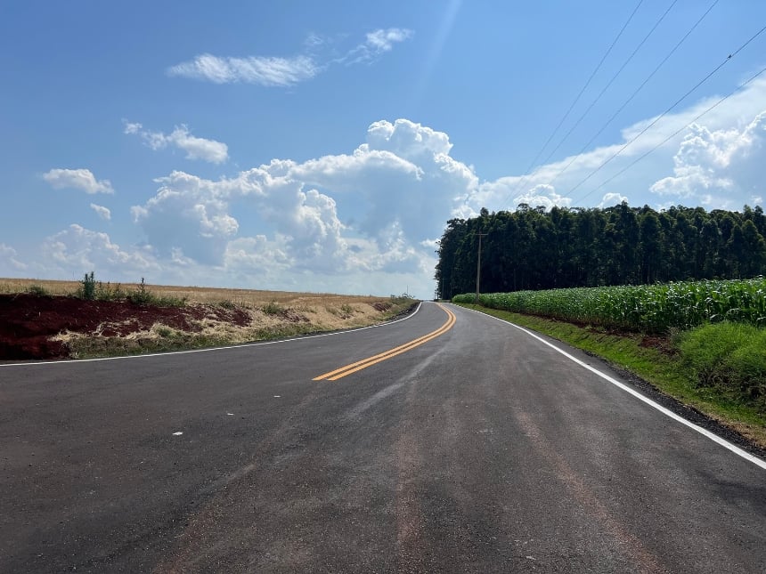 Estrada rural asfaltada na região Norte do RS; imagem ilustrativa para funções de motorista e operador de máquinas