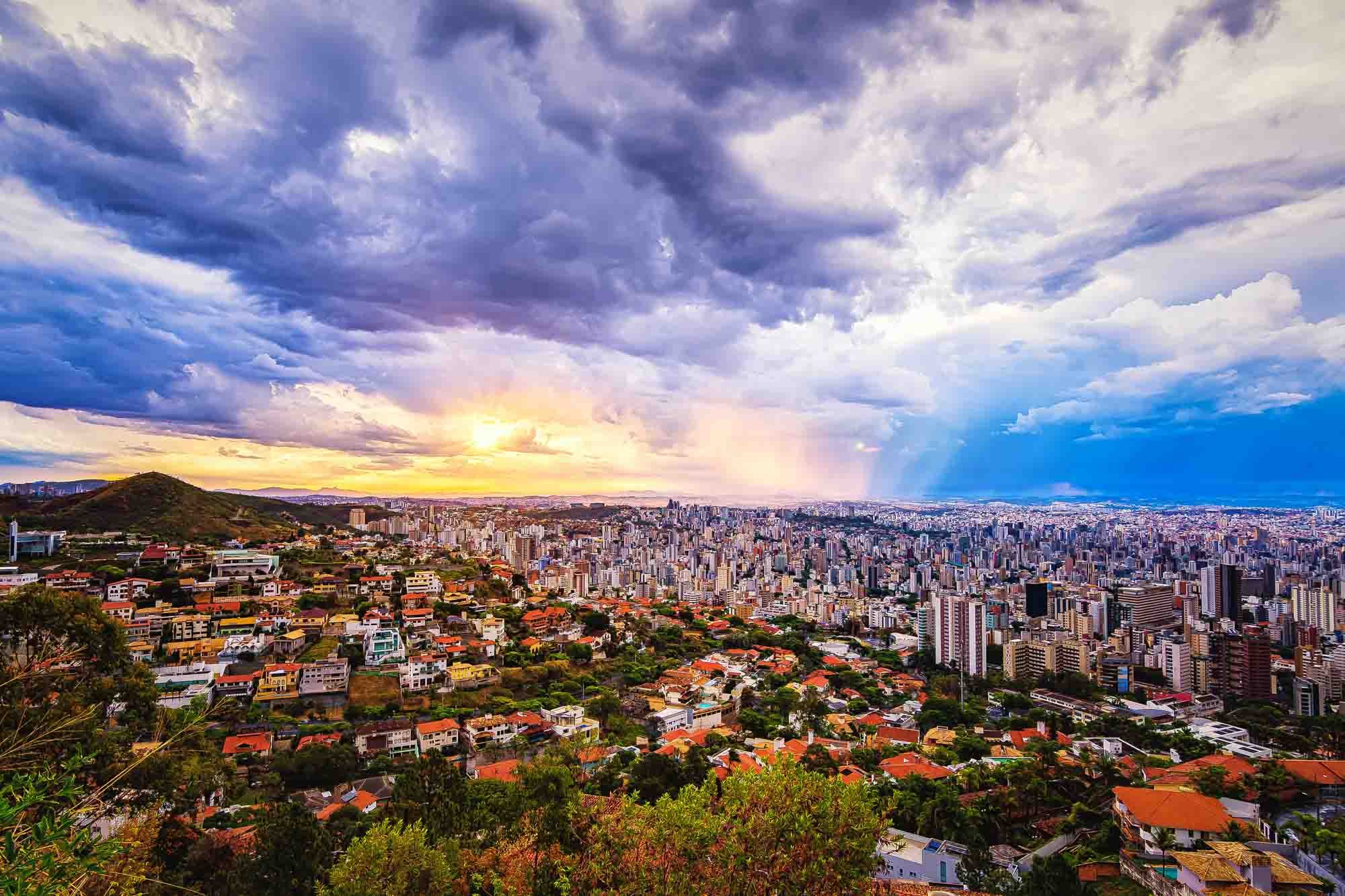Skyline de Belo Horizonte ao pôr do sol