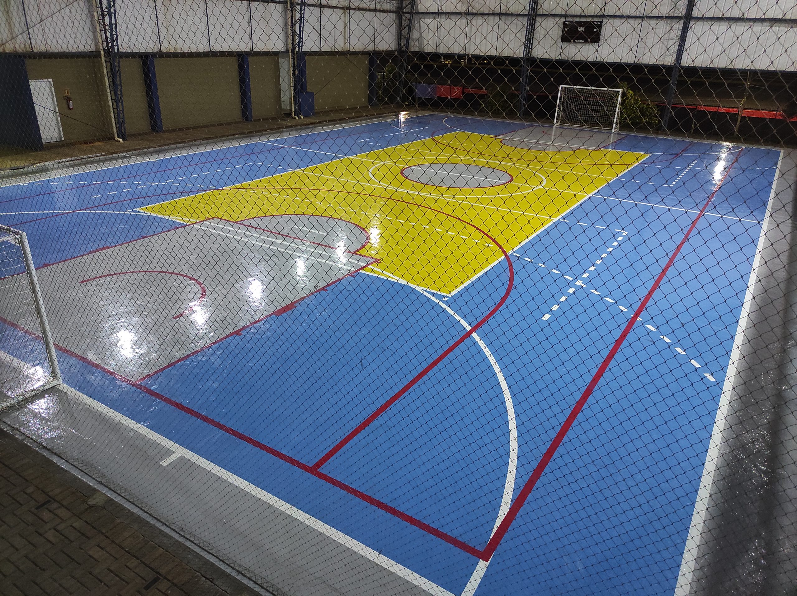 Quadra coberta preparada para atividades esportivas e aulas