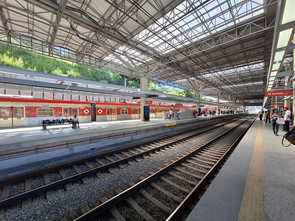 Trens metropolitanos na Linha 7-Rubi da CPTM