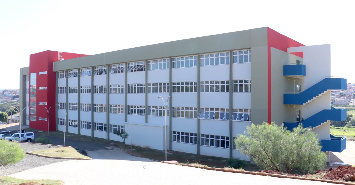 Prédio de um campus do Instituto Federal do Paraná em dia claro