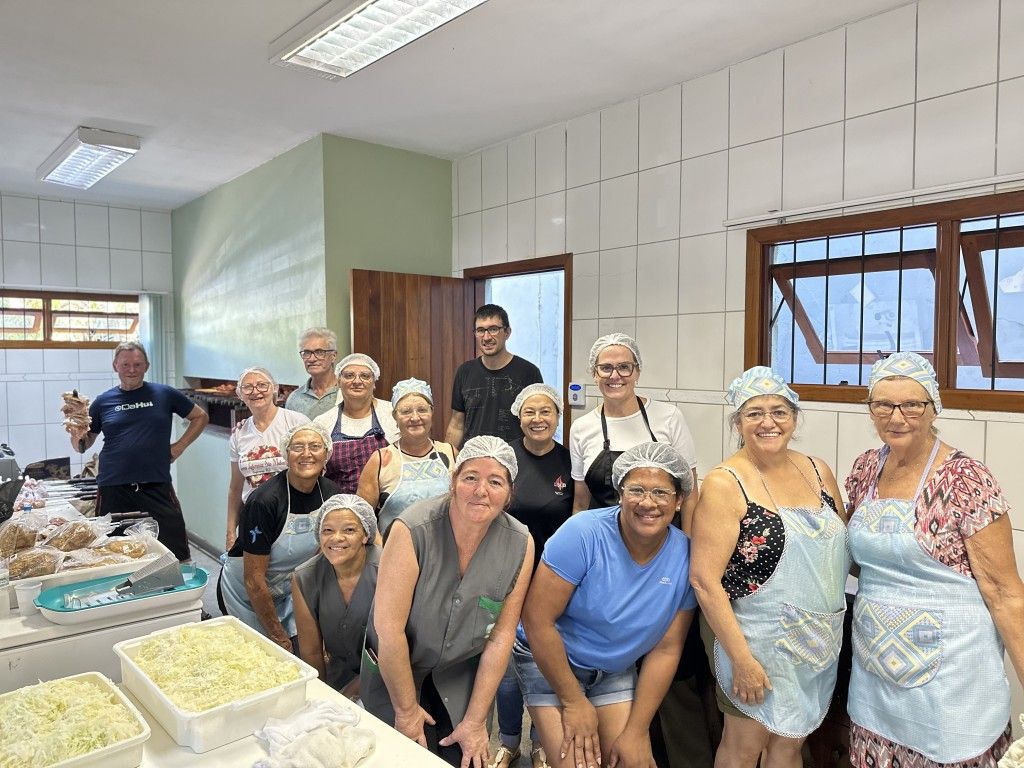 Vista urbana de Três Coroas com rio e ponte ao fundo