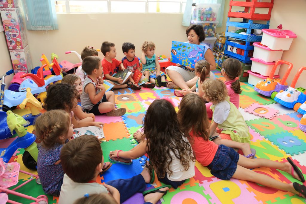 Sala de aula da educação infantil com atividade lúdica