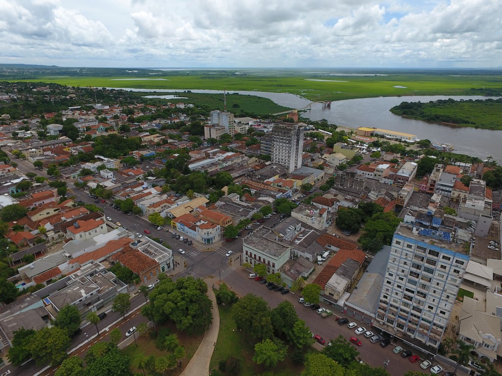 Vista aérea de cidade de pequeno porte, com vegetação e avenidas centrais