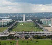 Vista panorâmica da Esplanada dos Ministérios e do Congresso Nacional ao entardecer, em Brasília DF.