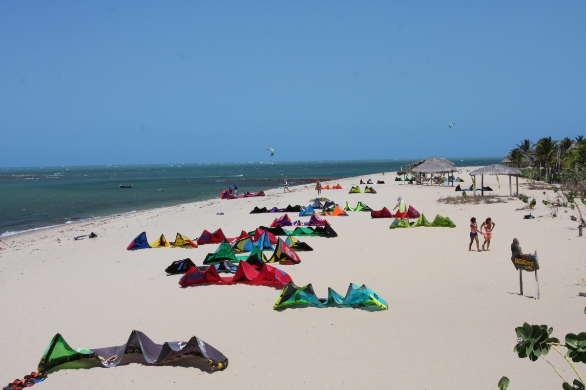 Cena de praia com praticantes de kitesurf em Barra Grande, Piauí.