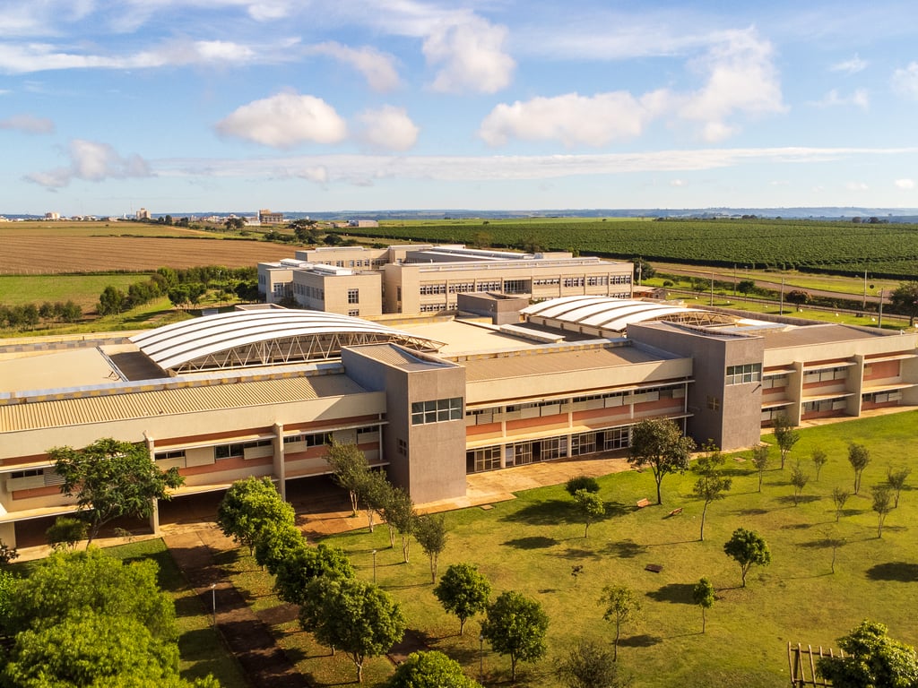 Campus da UFV em Rio Paranaíba, com prédios e áreas verdes