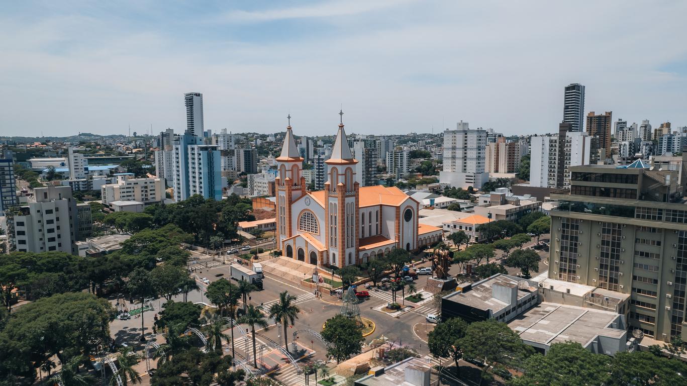 Vista aérea de Chapecó SC, com a Arena Condá e o centro urbano ao fundo