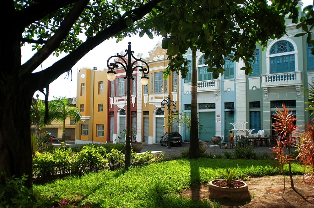 Vista urbana de cidade do interior paulista, com ruas arborizadas e céu aberto