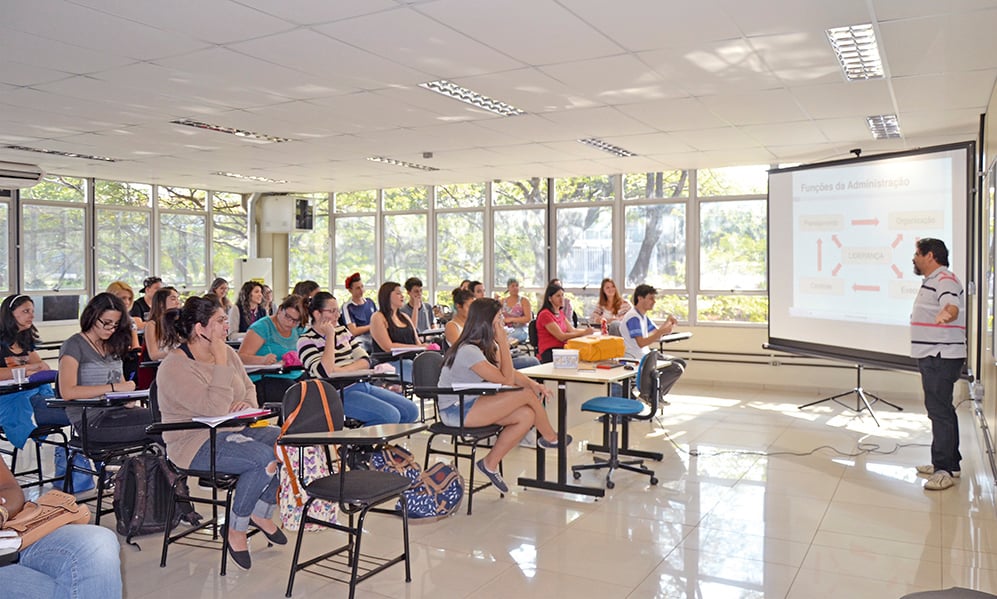 Ambiente acadêmico com estudantes em sala de aula