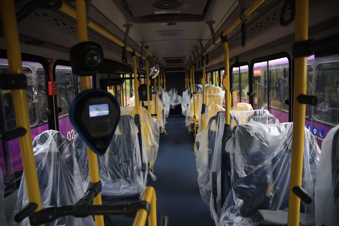 Transporte municipal: interior de ônibus, referência ao dia a dia do cargo
