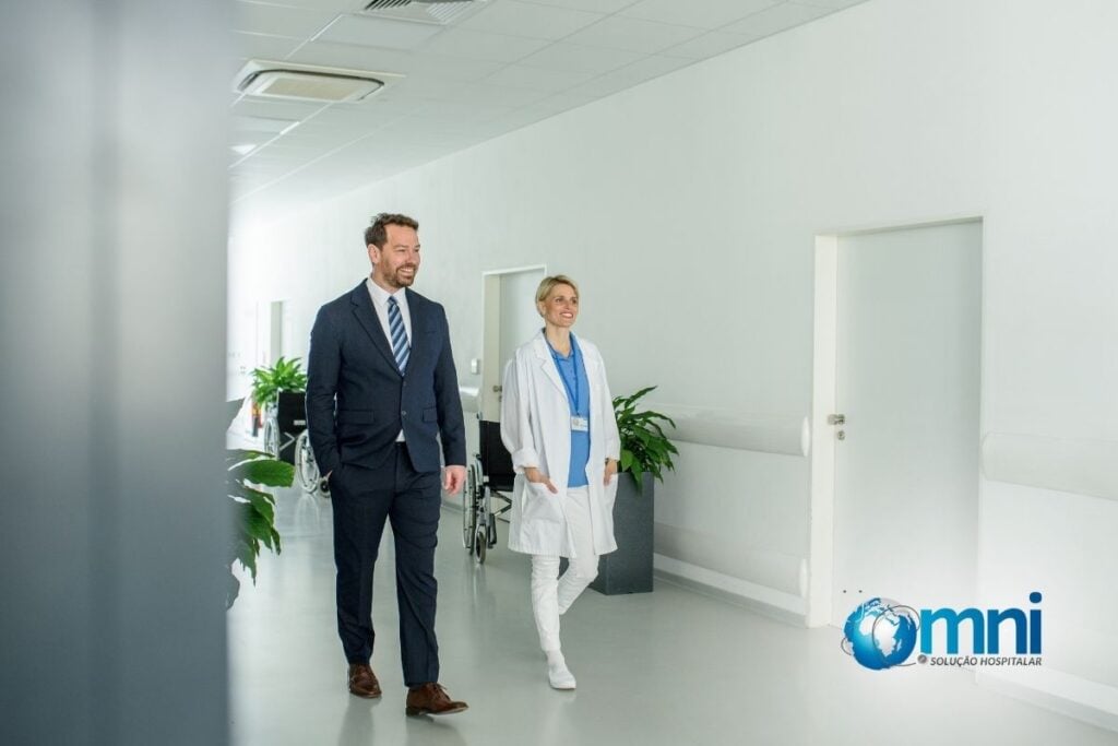 Equipe médica em corredor de hospital universitário