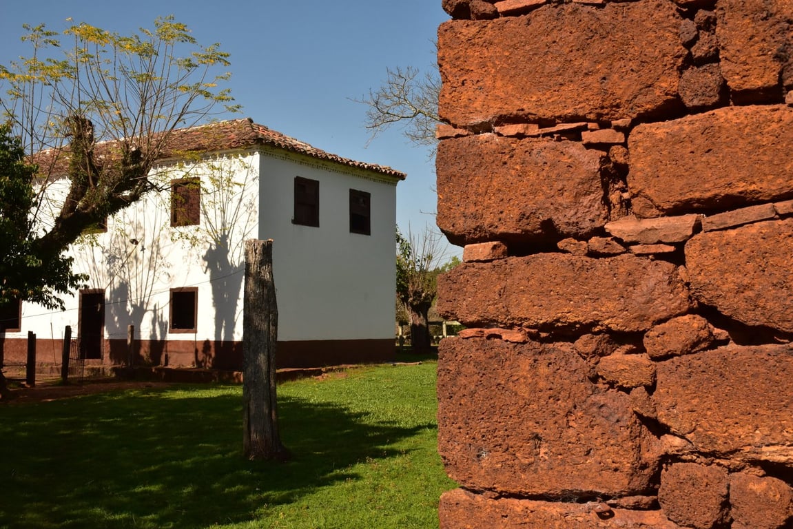 Paisagem rural com coxilhas e lavouras ao pôr do sol, no interior do Rio Grande do Sul