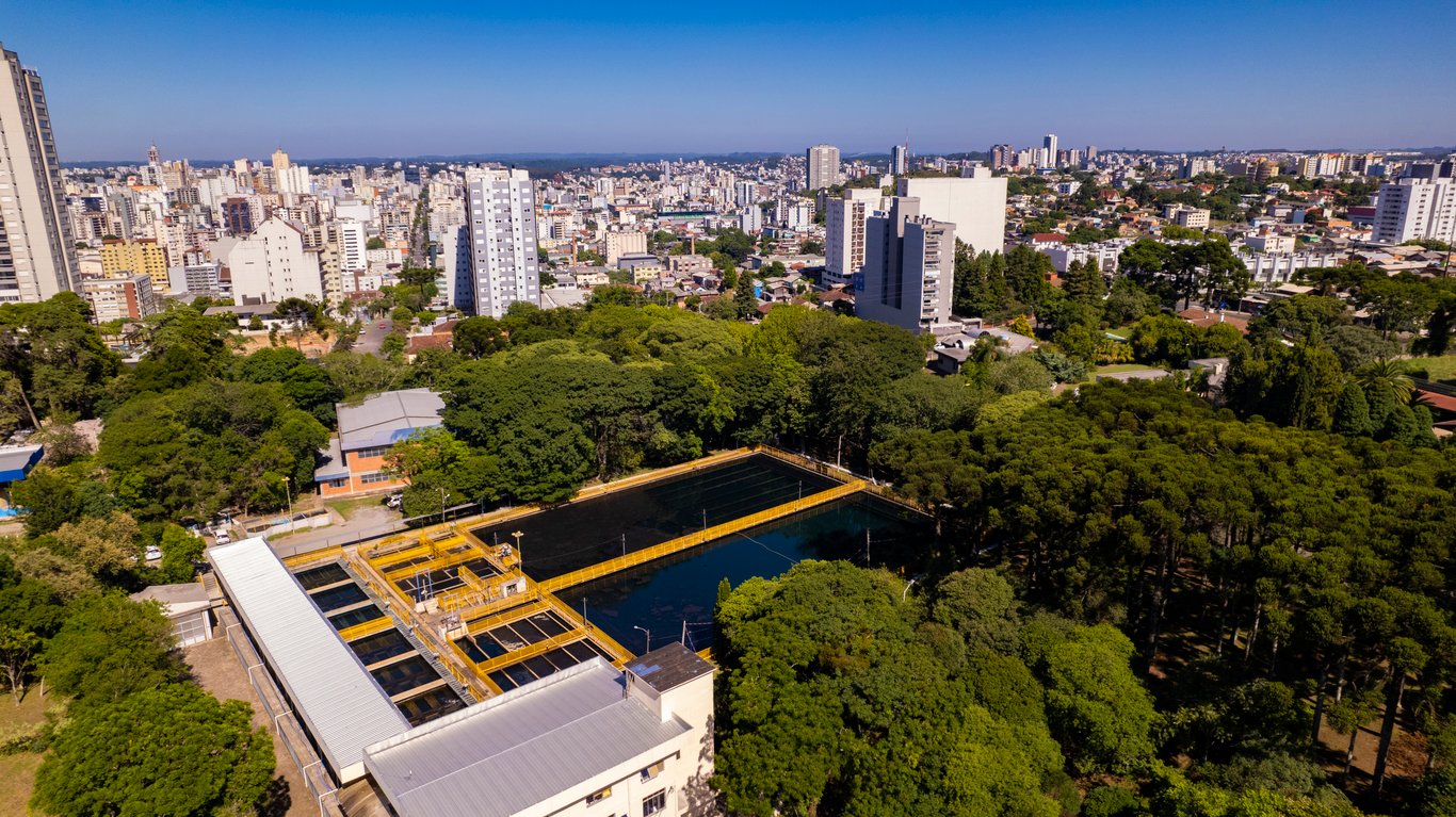 Estação de tratamento de água com reservatório e tubulações