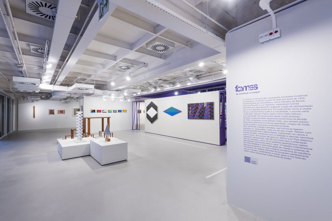 Público em exposição de artes visuais em São Paulo