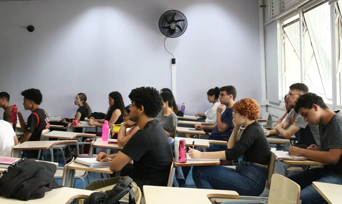 Candidatos realizando prova objetiva em sala