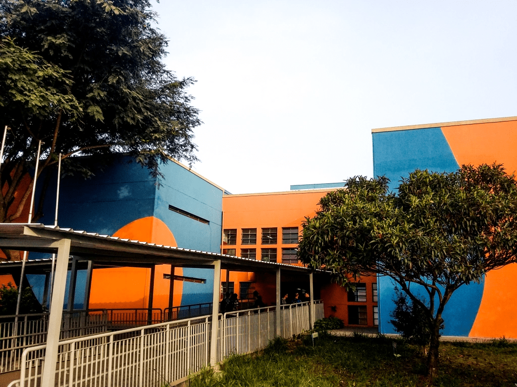 Fachada moderna de uma unidade da Etec na Zona Leste de São Paulo