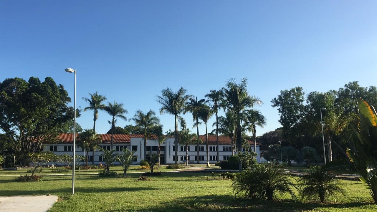 Campus UFV-Florestal com prédio acadêmico e áreas verdes