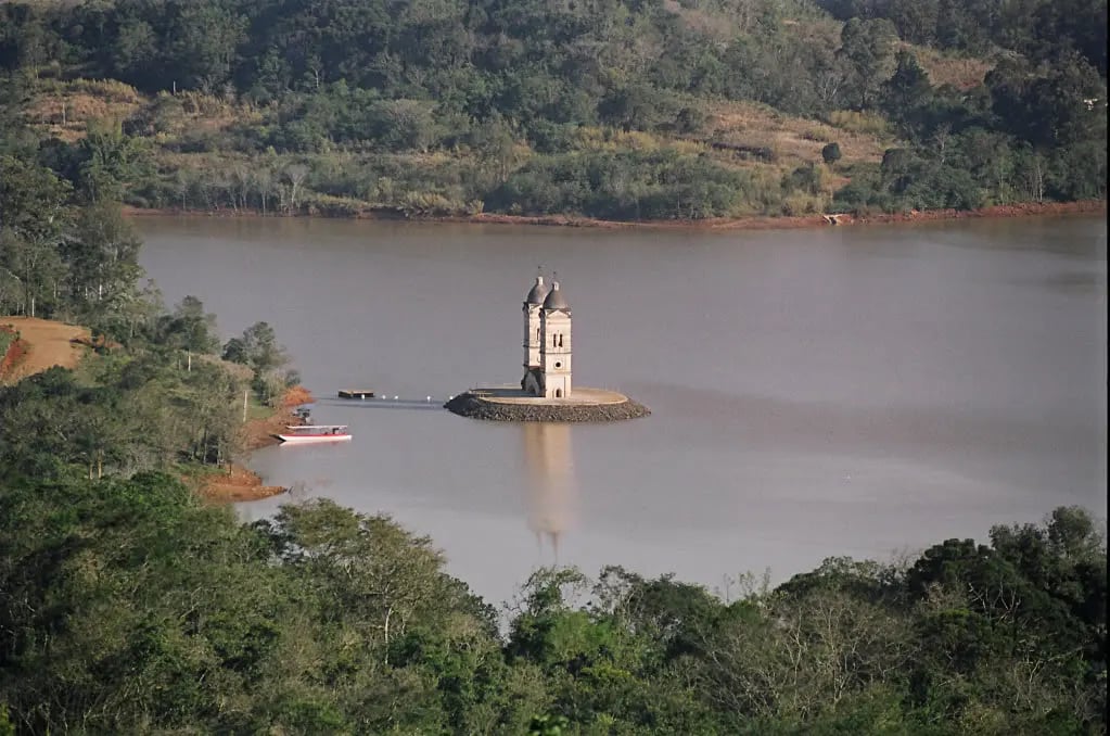 Paisagem urbana e lago em Itá-SC