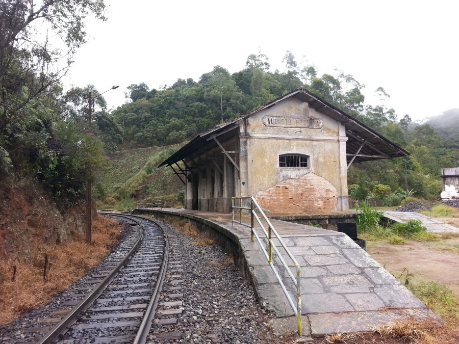 Paisagem do Noroeste do RS, com estrutura ferroviária histórica em meio à natureza