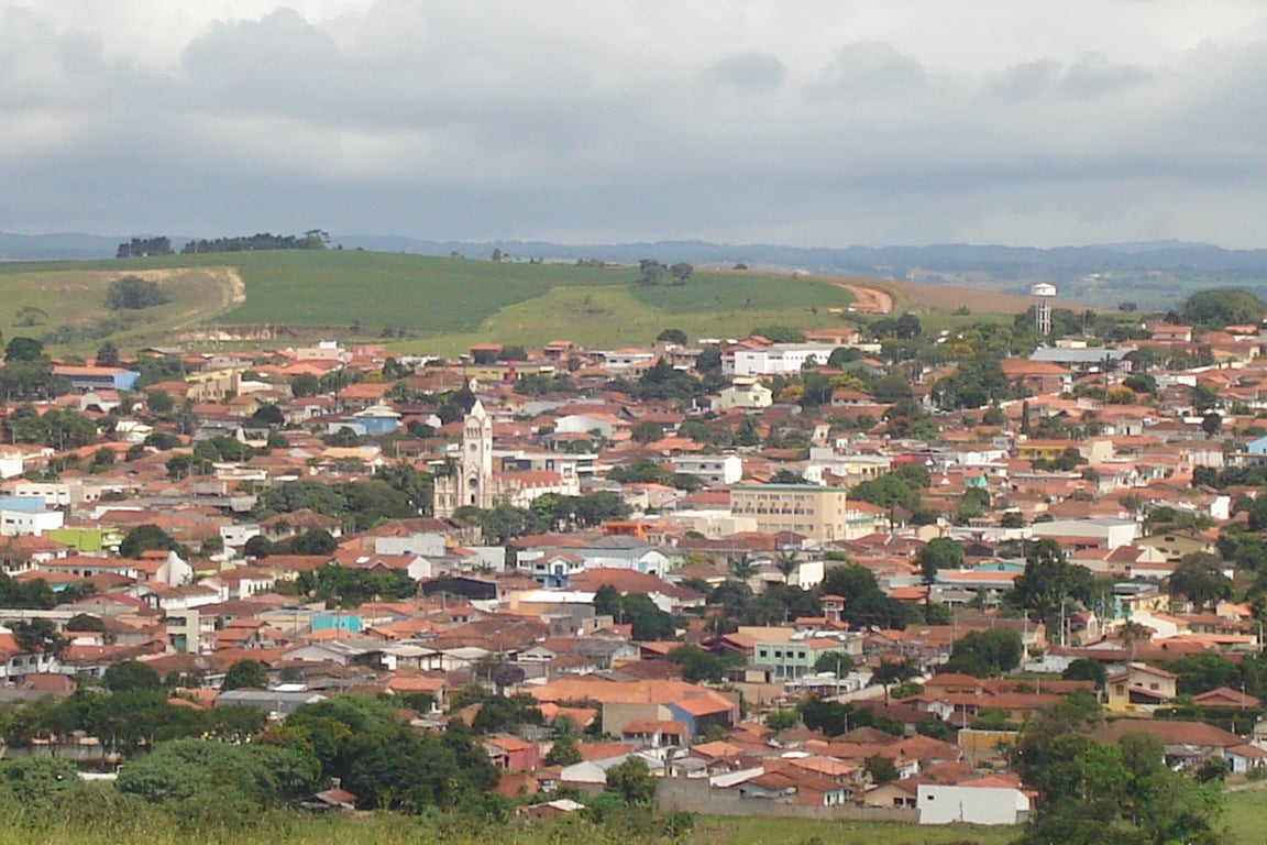 Paisagem de São Miguel Arcanjo SP, com morros ao fundo e casario do interior paulista