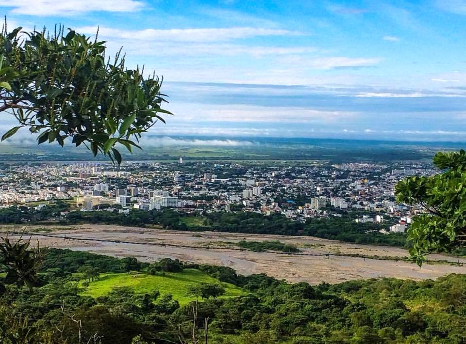 Paisagem natural e urbana com céu azul em região do Sul do Brasil