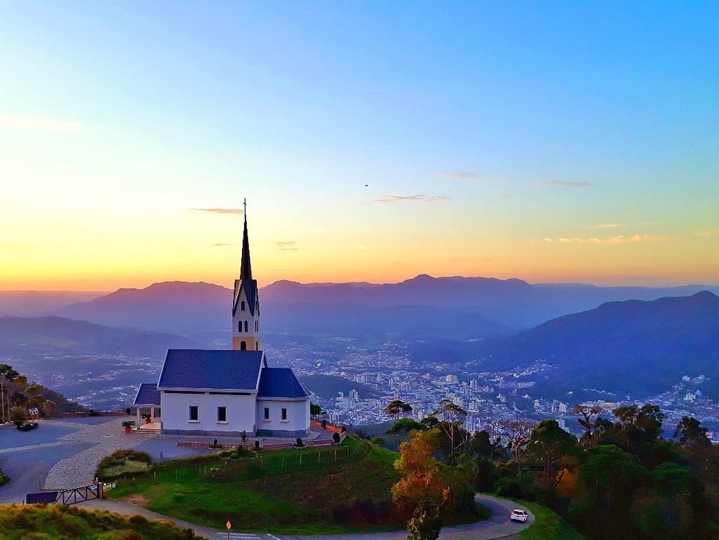 Igreja e paisagem de cidade do Oeste Catarinense
