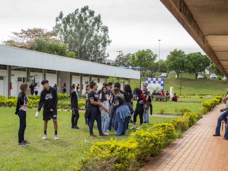 Campus da Unesp em Dracena, com prédios e área verde
